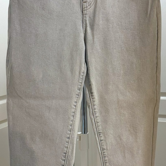 Levi's High Waisted Taper Jeans - Size 28 - Light Wash - Picture 3 of 9